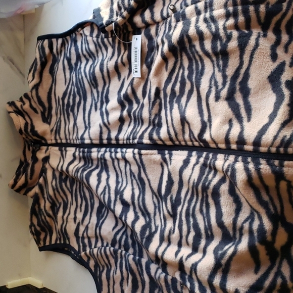 Amazon Essentials Classic-Fit Polar Soft Fleece Vest in Animal Print Size 3X - Picture 2 of 10